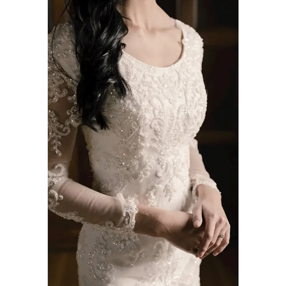 Silk vs Satin: Choosing the Perfect Fabric for Bridal Gowns Silk vs Satin: Choosing the Perfect Fabric for Bridal Gowns