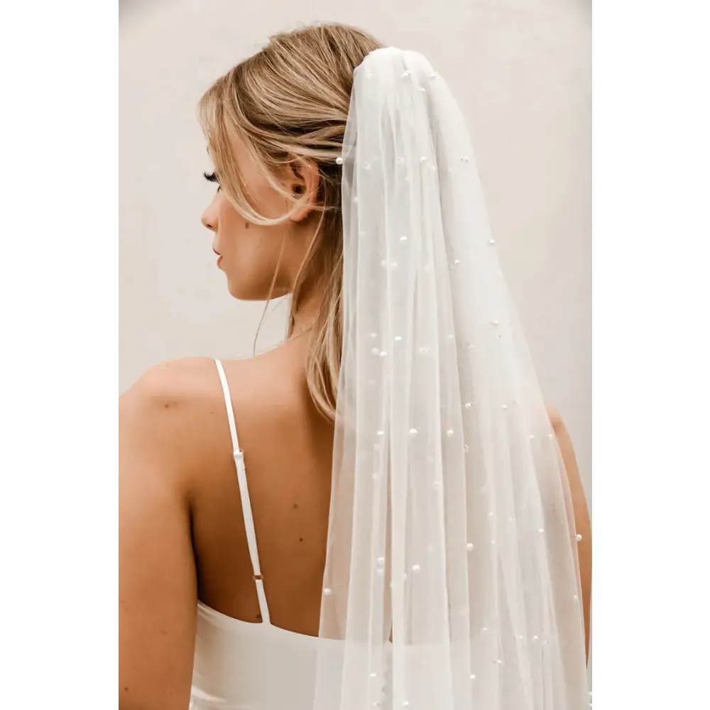 http://www.mybridalcloset.com/cdn/shop/products/scattered-pearl-veil-v009-628.webp?v=1677245205