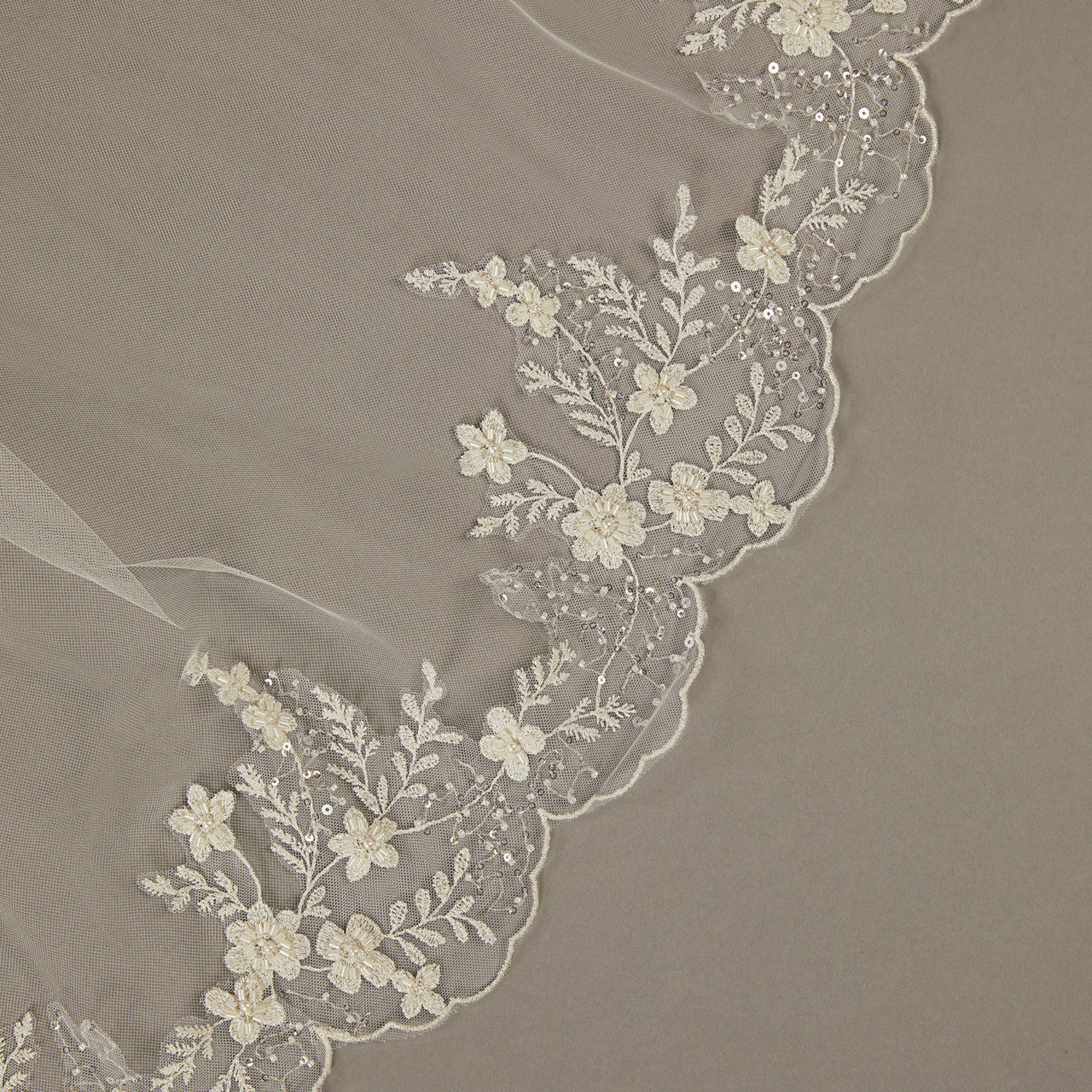 V2499SF - Lace Opague Ivory Beads Veil