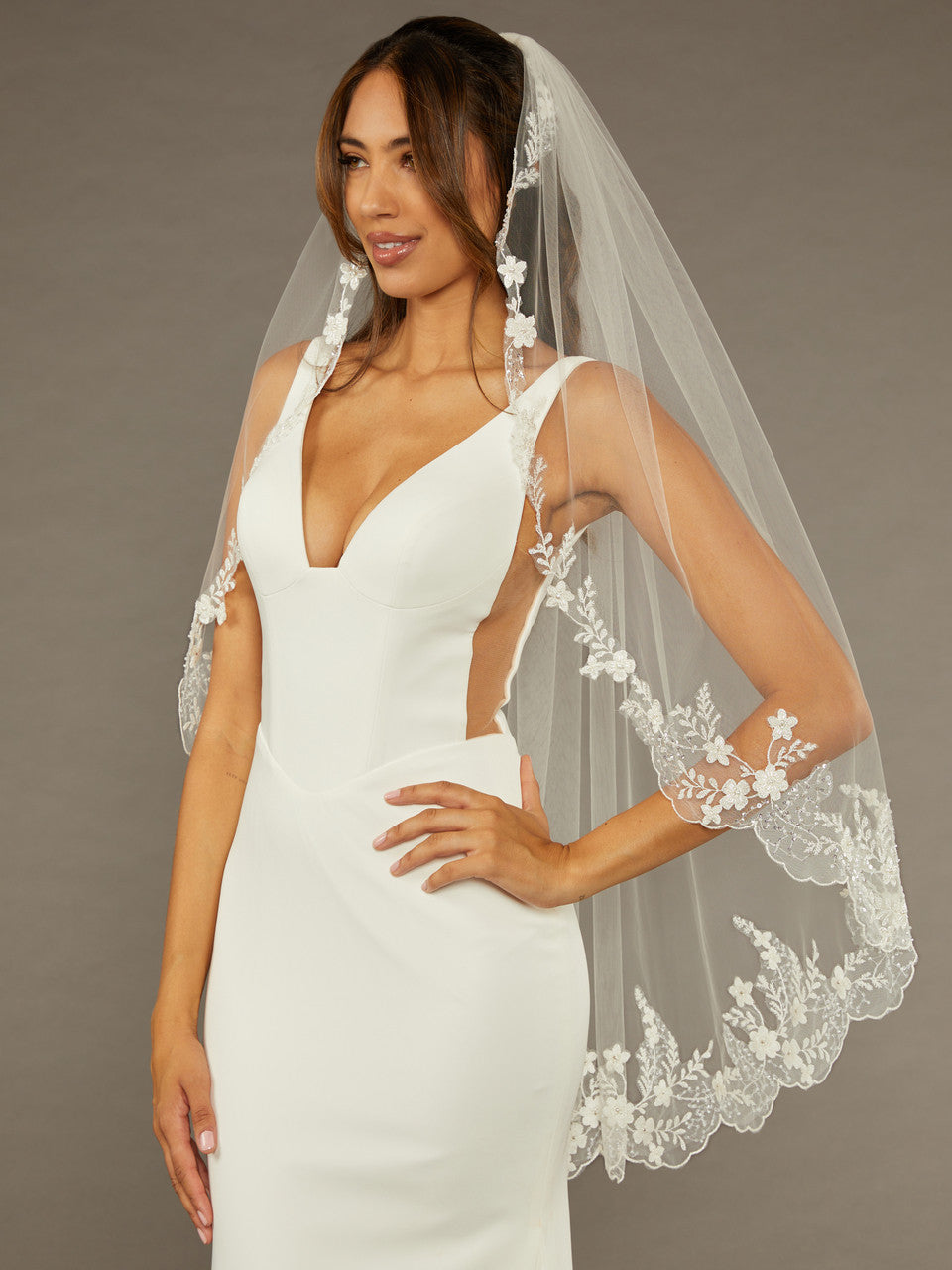 V2499SF - Lace Opague Ivory Beads Veil