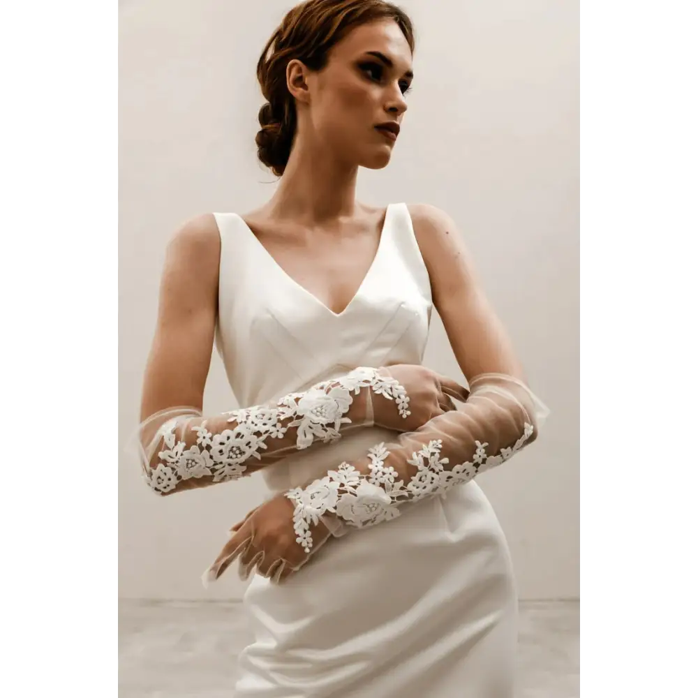 wedding dress with gloves | Çarpıcı gelinlikler, Vintage gelinlikler, Gelin  stili