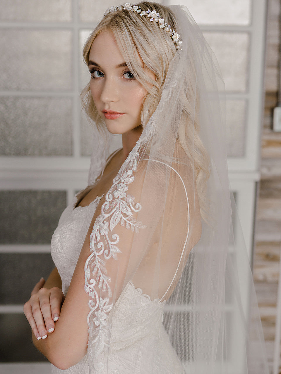 https://www.mybridalcloset.com/cdn/shop/products/hb2112-bridal-headband-accessories-531.jpg?v=1679684218&width=1445